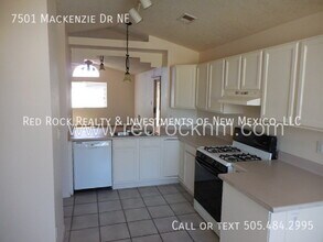 7501 MacKenzie Dr NE in Rio Rancho, NM - Building Photo - Building Photo