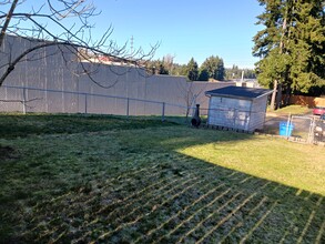 127 NE 164th St, Unit upper-rooms available in Shoreline, WA - Building Photo - Building Photo