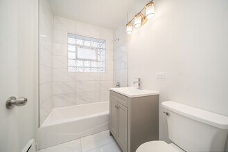 5201 W Wellington Ave in Chicago, IL - Building Photo - Building Photo