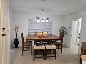 939 Hibiscus Dr in Royal Palm Beach, FL - Foto de edificio - Building Photo