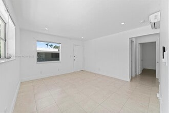 2457 NE 183rd St, Unit 1 in Miami, FL - Building Photo - Building Photo
