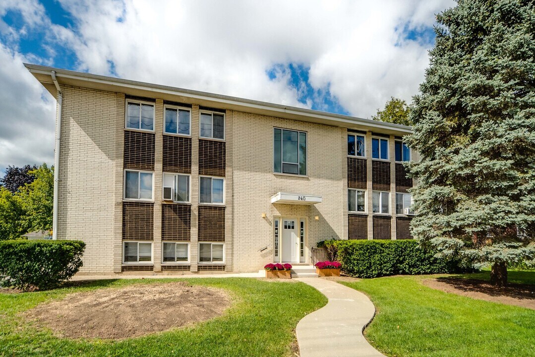 240 N Archer Ave-Unit -F in Mundelein, IL - Building Photo