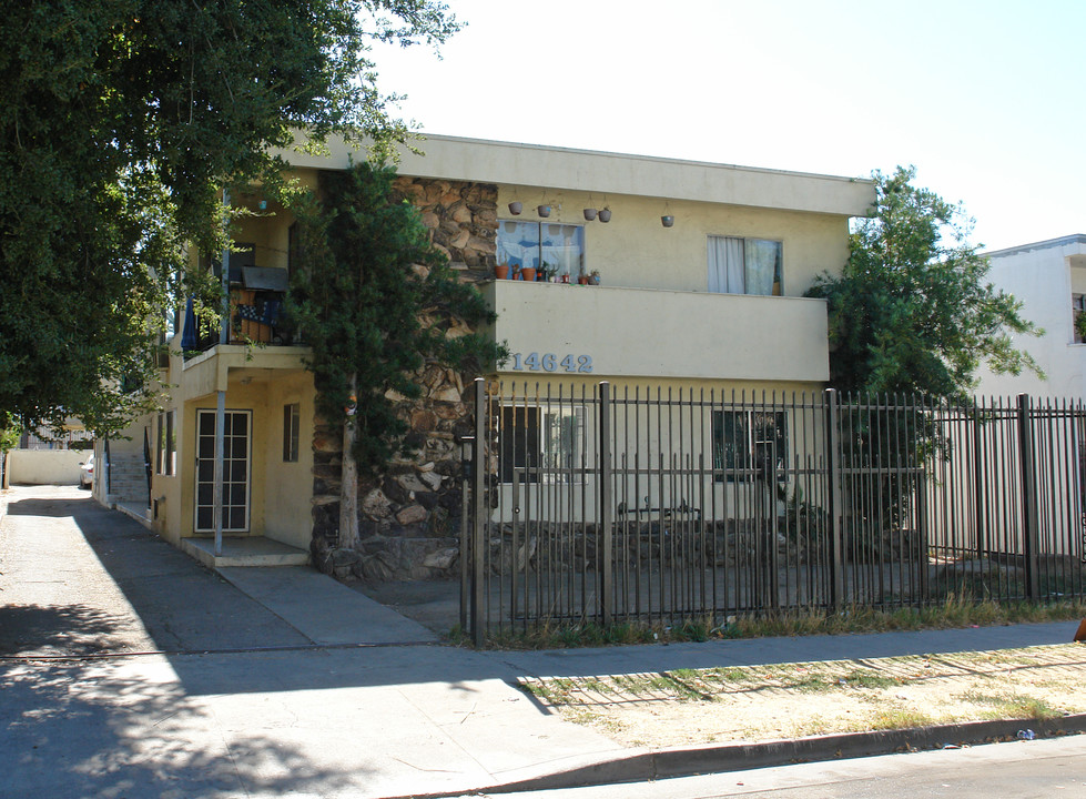 14642 Delano St in Van Nuys, CA - Foto de edificio