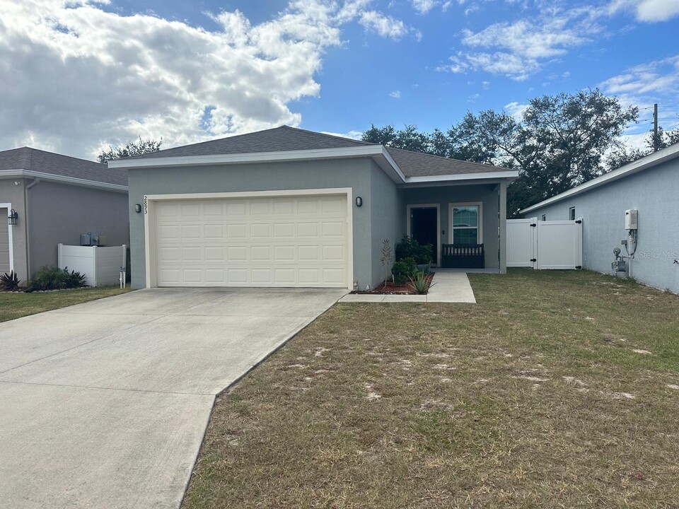 2893 Whispering Trails Dr in Winter Haven, FL - Building Photo