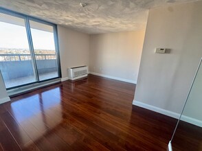 77 Adams St, Unit 1104 in Quincy, MA - Foto de edificio - Building Photo