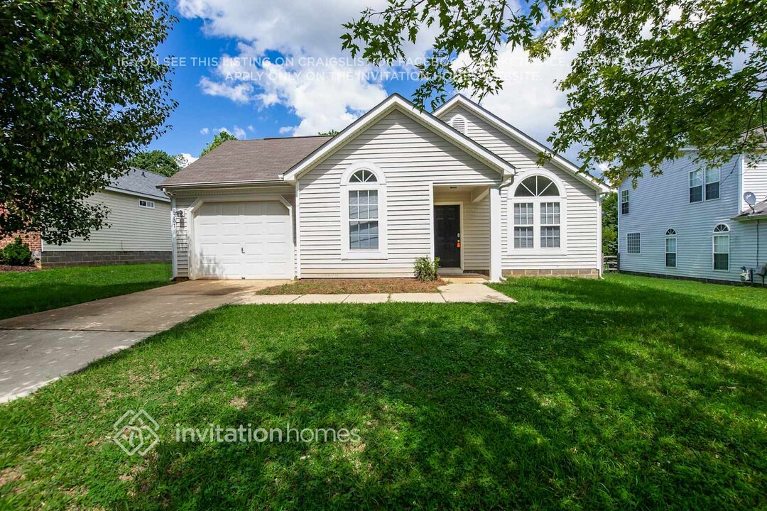 8731 Purple Thistle Ln in Charlotte, NC - Building Photo