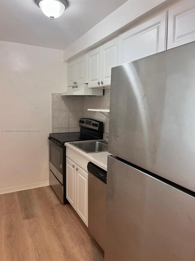 7820 NE Bayshore Ct in Miami, FL - Building Photo - Building Photo