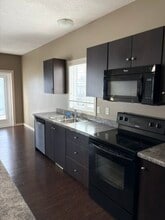 902-910 10 St in Cold Lake, AB - Building Photo - Building Photo