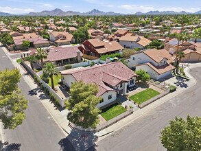 5623 E Claire Dr in Scottsdale, AZ - Foto de edificio - Building Photo