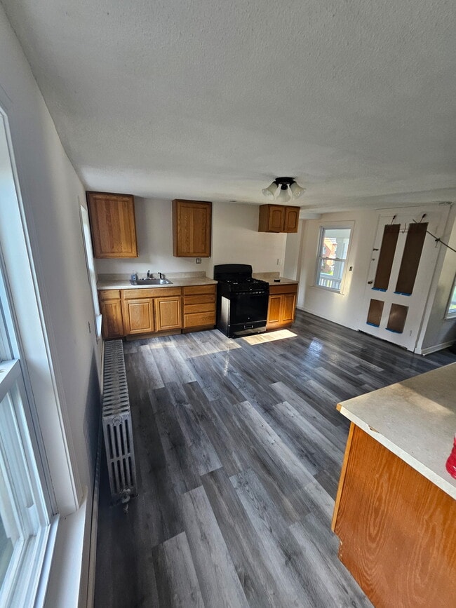 34 Elm St, Unit B in Windsor Locks, CT - Foto de edificio - Building Photo