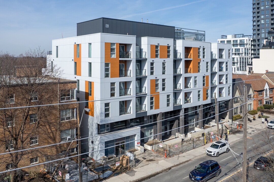 1996-2000 Bathurst St in Toronto, ON - Building Photo
