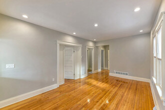 3756 S Whitnall Ave in Milwaukee, WI - Foto de edificio - Building Photo