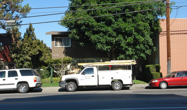 6743 Whitsett Ave in North Hollywood, CA - Building Photo - Building Photo