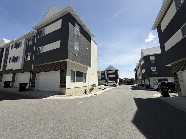 63 E Hamblin Ln in Clearfield, UT - Building Photo - Building Photo