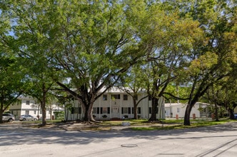 444 Malaga Ave, Unit Apt 2 in Coral Gables, FL - Foto de edificio - Building Photo