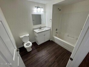 1850 Buyers St, Unit 203 in Simi Valley, CA - Foto de edificio - Building Photo