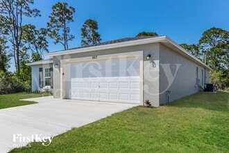 957 SE Caravan Ave in Port St. Lucie, FL - Foto de edificio - Building Photo