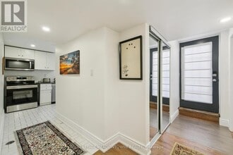 5651 Turney Dr in Mississauga, ON - Building Photo - Building Photo