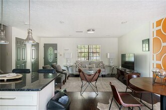 942 Cadencia Way SW in Lilburn, GA - Building Photo - Building Photo