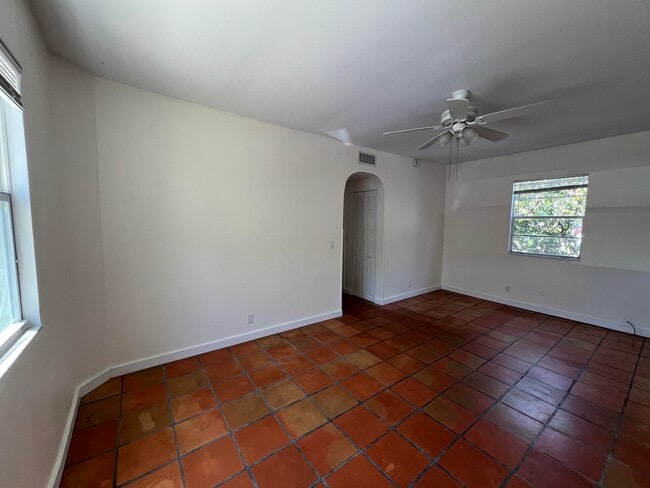 323 Almeria Rd in West Palm Beach, FL - Building Photo - Building Photo