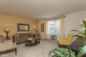 Hummingbird Pointe & The Gardens in Parma, OH - Building Photo - Interior Photo