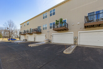 8057 Stratford Cir S in Shakopee, MN - Building Photo - Building Photo