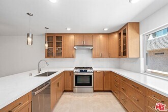 5238 Newcastle Ave in Los Angeles, CA - Building Photo - Building Photo