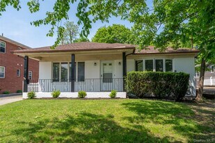 17 Edgar Ct in Huntington, NY - Building Photo