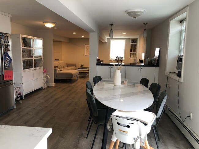 90 Iroquois Rd in Stamford, CT - Building Photo - Building Photo