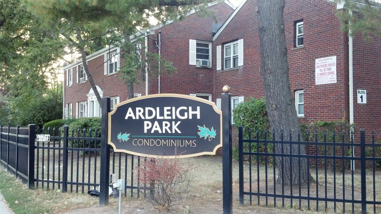 6A Carolyn Ter, Unit 6a Carolyn Terrace in Roselle, NJ - Building Photo