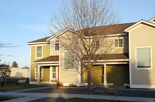 Pueblo del Rio in Roosevelt, WA - Foto de edificio