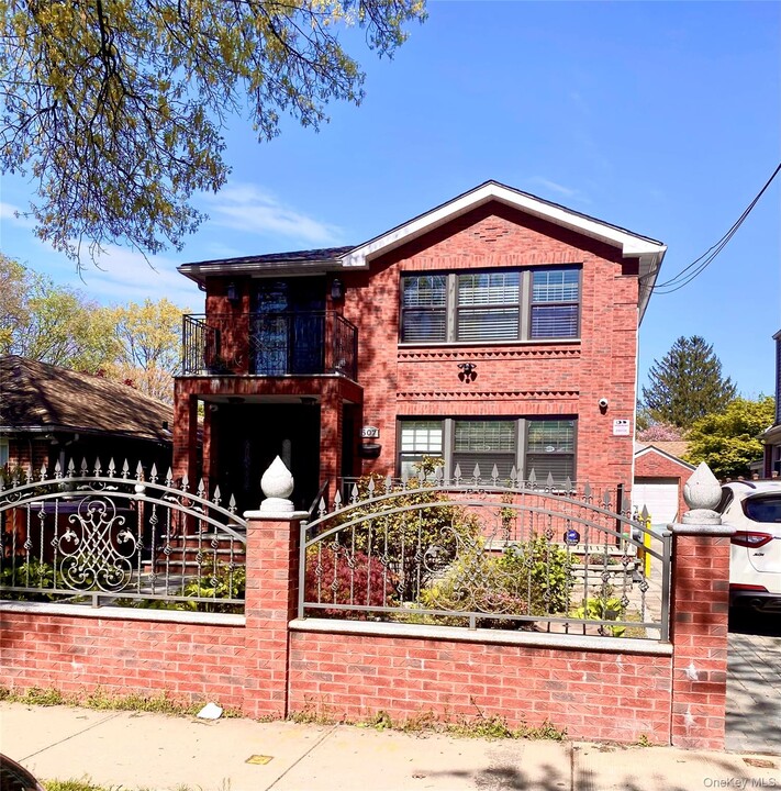 5-07 119th St in Queens, NY - Building Photo