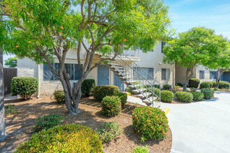 Beachside Apartments in Anaheim, CA - Foto de edificio - Building Photo