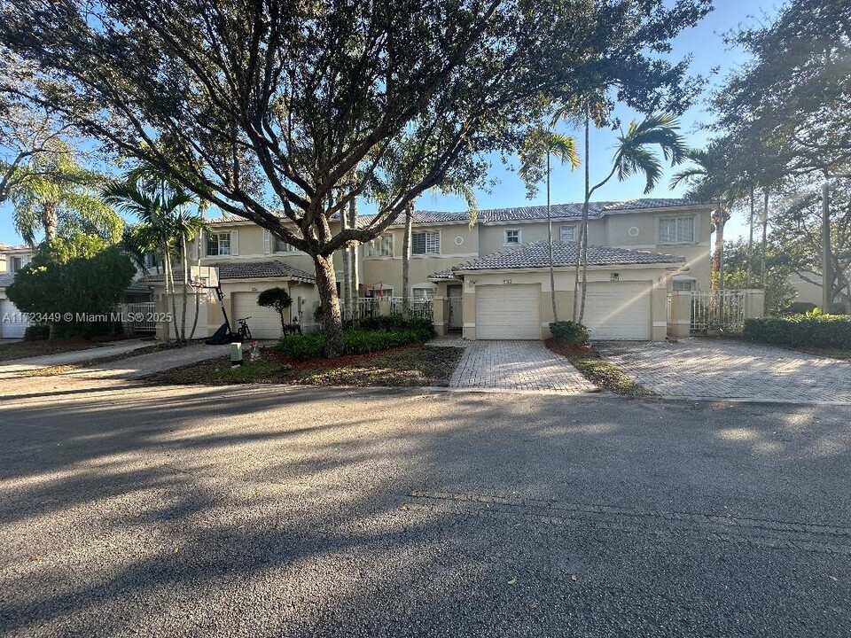 2253 NW 170th Ave in Pembroke Pines, FL - Building Photo