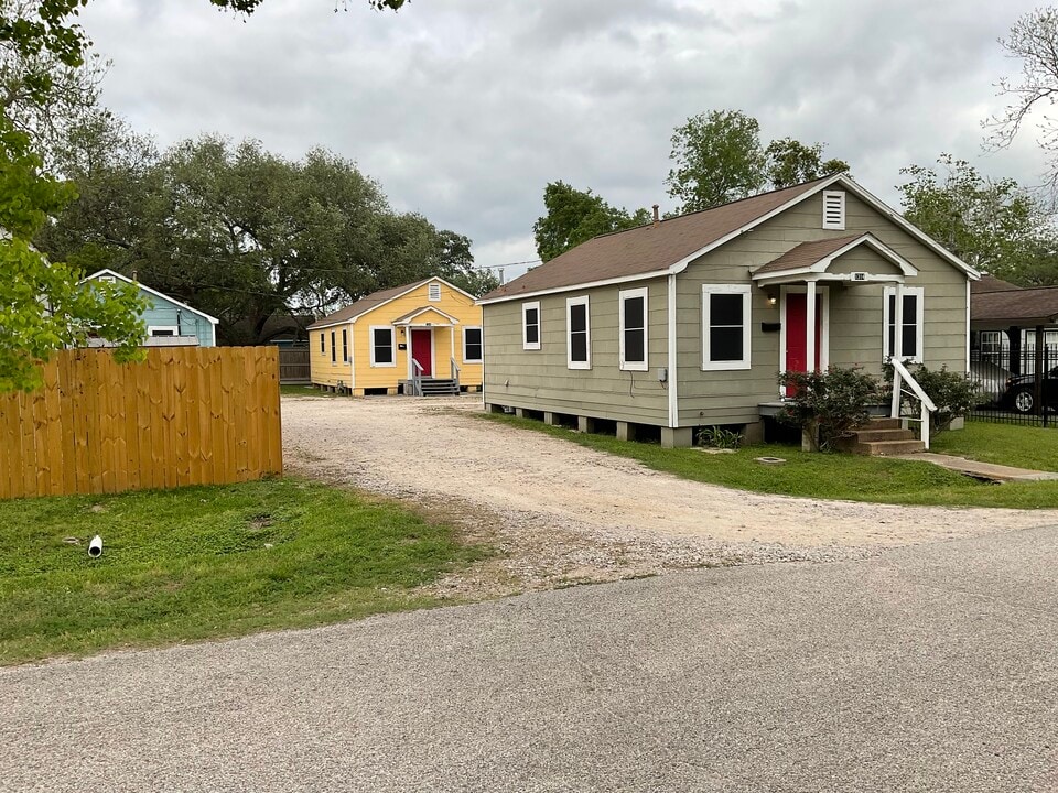 1318 W Blum St, Unit 2 in Alvin, TX - Building Photo