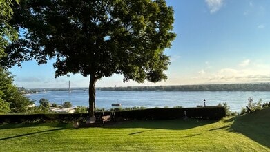 2 South Pt in Burlington, IA - Foto de edificio - Building Photo