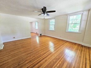 738 E Railroad Ave in Bryn Mawr, PA - Foto de edificio - Building Photo