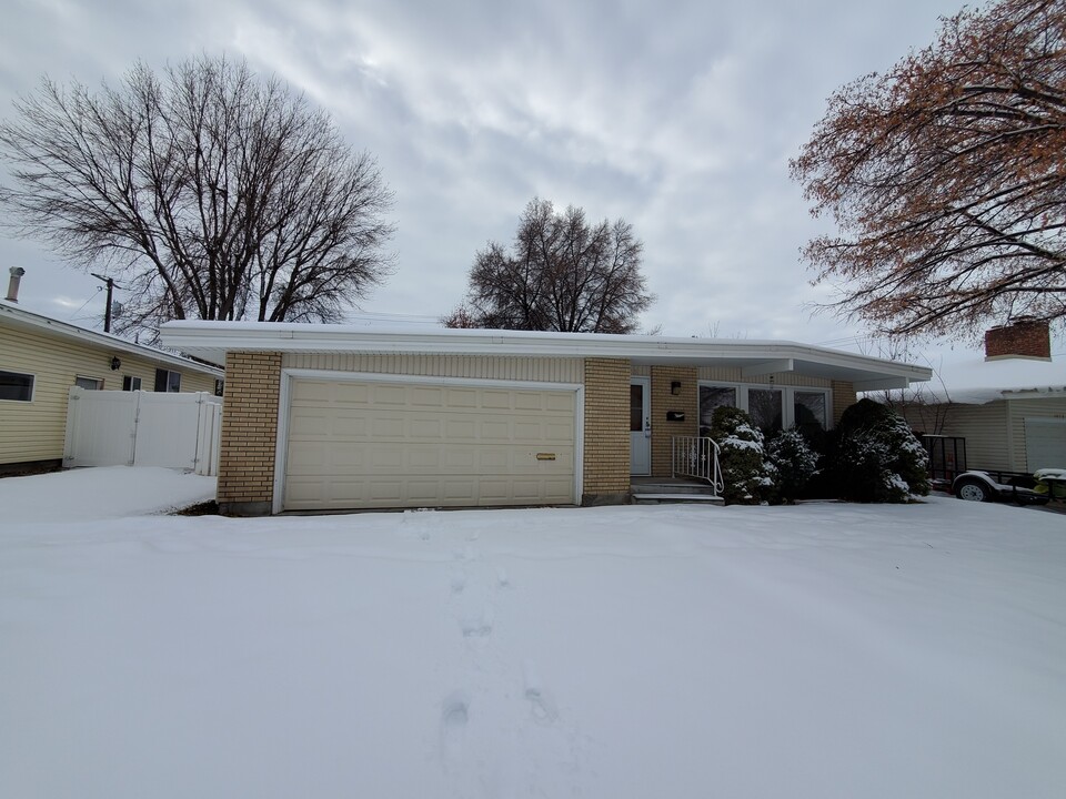 1859 Charlene St in Idaho Falls, ID - Foto de edificio