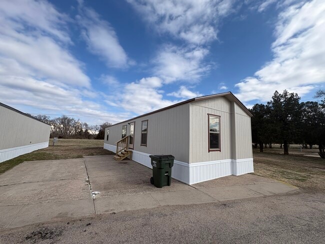 Flamingo Flats in Hutchinson, KS - Building Photo - Building Photo