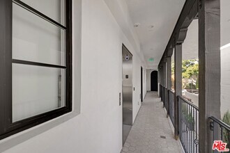 7914 Norton Ave-Unit -203 in West Hollywood, CA - Foto de edificio - Building Photo