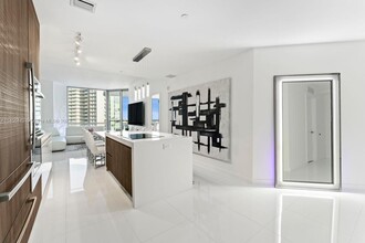 851 NE 1st Ave, Unit 4207 in Miami, FL - Building Photo - Building Photo