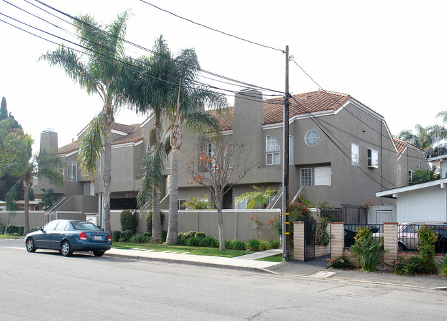 217 E 16th Pl in Costa Mesa, CA - Foto de edificio - Building Photo