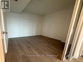 1 Fairview Rd E in Mississauga, ON - Building Photo - Building Photo