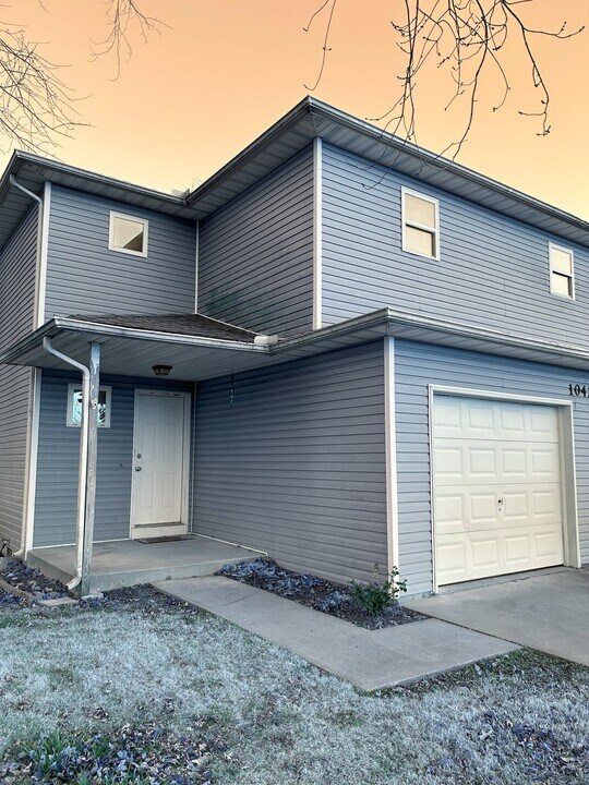 1042 Baxter St, Unit A in Neosho, MO - Building Photo