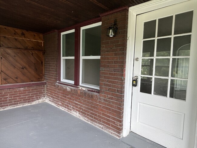 property at 1401 N Gladstone Ave