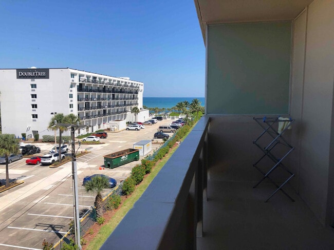 2020 N Atlantic Ave in Cocoa Beach, FL - Building Photo - Building Photo