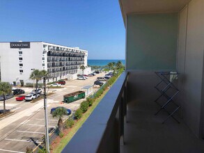 2020 N Atlantic Ave in Cocoa Beach, FL - Foto de edificio - Building Photo