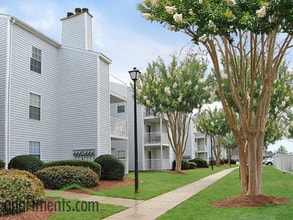 Water's Edge Apartments in Norfolk, VA - Foto de edificio - Building Photo