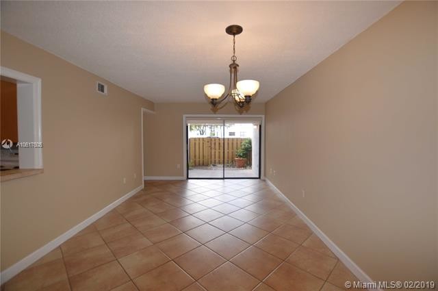 9415 Fontainebleau Blvd-Unit -101 in Miami, FL - Foto de edificio - Building Photo