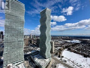 448 Burnhamthorpe Rd W in Mississauga, ON - Building Photo - Building Photo